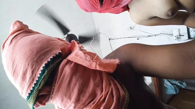 Hintli kadın devar ile sert seks yapıyor ve yatak odasında sikişiyor hintçe ses kaydı