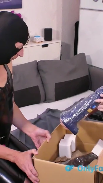 Эпический момент из "Распаковывание моего нового страпона на сбруе и силиконовые дилдо"