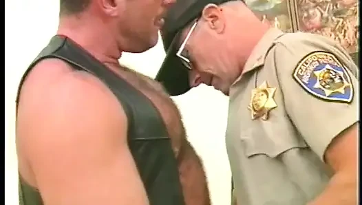 Deri pantolonlu kaslı ayı polis tarafından yarağını siktiriyor