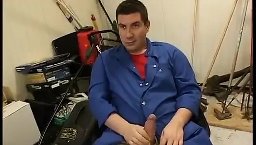 Sarışın esmer tarafından sikişilir ve gözetimlenir