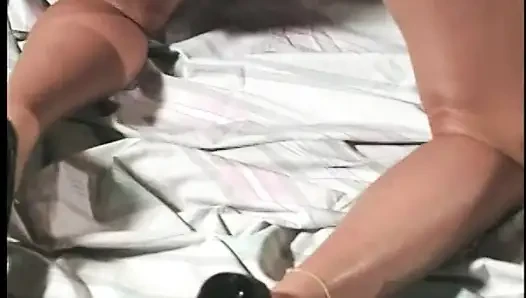 İki büyük yarak bu dik memeli sarışın sürtüğün deliklerini genişletiyor