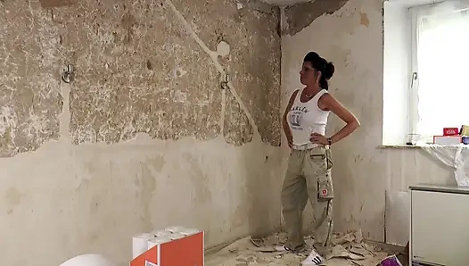 İyi görünümlü orta yaşlı seksi kadın sikicisiyle sert sikişiyor