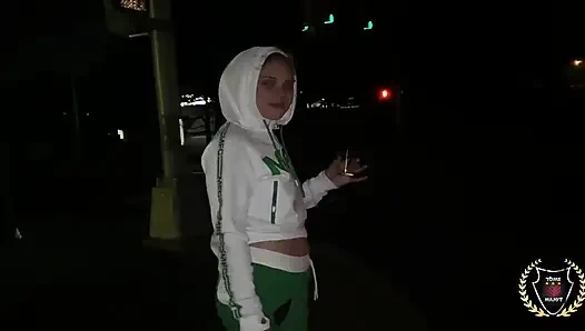 Büyük zenci yarağı Rome Major arka sokakta emiyor