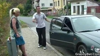 genç adam alır ve bangs yalnız nine