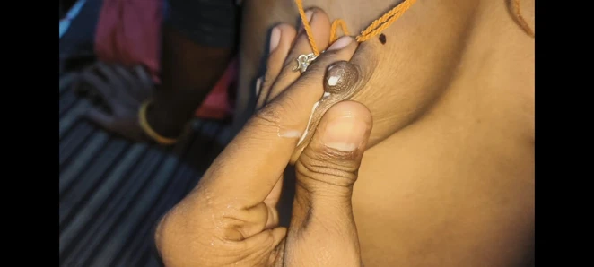 Oğlan ve kız odasında tam seks yapıyor