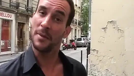 Sokaktan yatağa, bu muhteşem sarışın anal sikiliyor