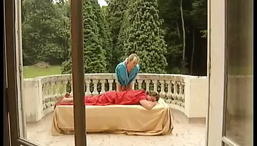 Yaşlı osuruk blonie'nin anüsünü sikiyor