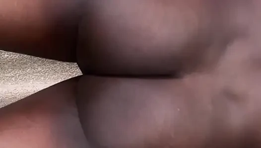 Azgın heteroseksüel Afrikalı büyük zenci yarağına mastürbasyon yapıyor
