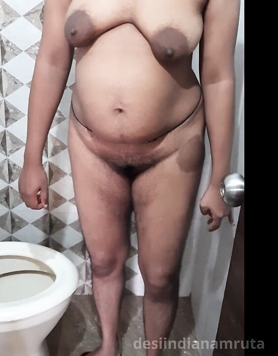 En iyi xxx Hint sıcak brownie adım anne banyo odasında pissing