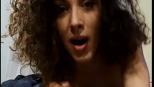 Büyük memeli esmer orta yaşlı seksi kadın parmaklıyor ve damlayan deliklerini oyuncak olarak kullanıyor