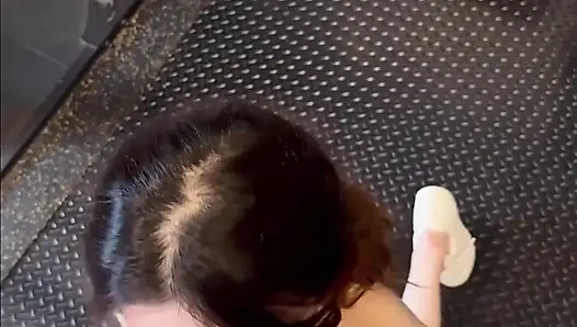 Sevimli Asyalı sportif kız Chloe Lin büyük yarak eğitmeni tarafından sikiliyor