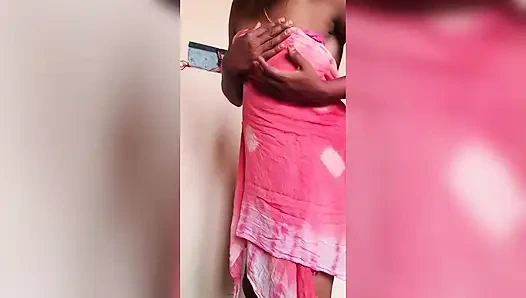 Ammu büyük göğüslerini ve amcığını ve sutyen değişimini gösteren havluyu çıkarıyor