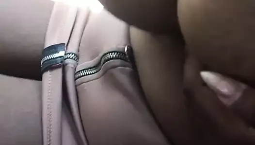 Manoseando a morena tetona