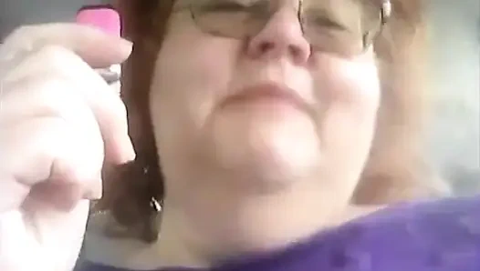 Yaramaz hemşire Vicki Vapes sonra arabasında