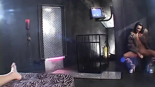 Sevimli Esmer Floozie Sandra Romain, İki Adamla Çift Penetrasyondan Sonra Vücudundan Jizz'i Temizlemek İçin Turuncu Bikinisini Kullanıyor