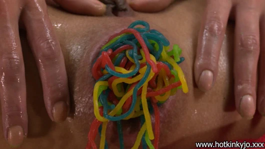 Hotkinkyjo götüne tatlı spagetti alıyor ve aşırı anal sarkma
