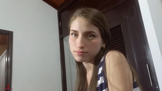Masum yüzlü üvey kız kardeşim bana harika bir oral seks yapmasına izin vermemi istiyor
