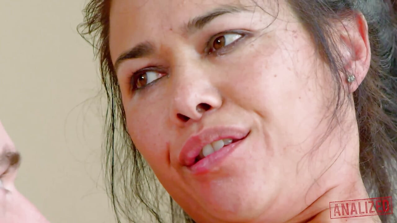 Dana Vespoli'nin sıkı delikleri büyük yarakla acımasızca sikiliyor
