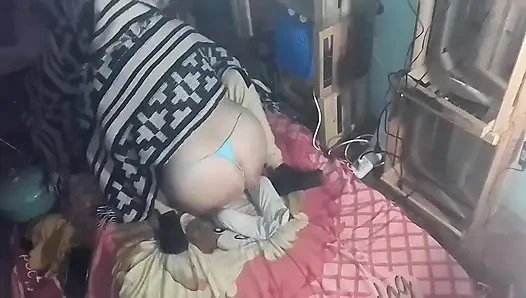 Battaniyenin altında onu öpüyorum ve ona dokunuyorum
