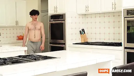 Lory Lace'in üvey oğlu evin temiz olmasına yardım ettikçe, onun muhteşem orta yaşlı seksi kadın tarafından oral seks arzusu
