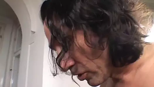 Kirli dik Çıtçıt çift nüfuz sevimli bebek üzerinde the kanepe