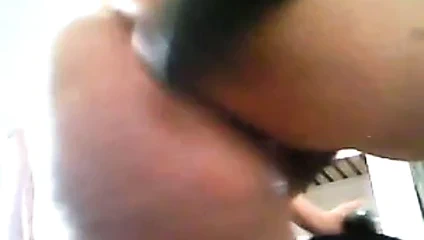 Ateşli kız kıçına salatalık sokuyor