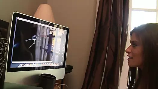 İki büyük memeli sürtük üçlü seks yapmaya hazır