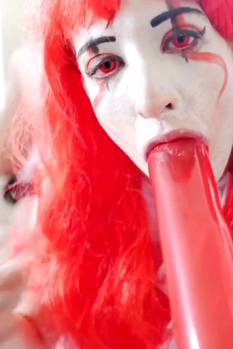 Cadılar bayramı palyaçosu sadece bir şey için iyi büyük döl yutuyor