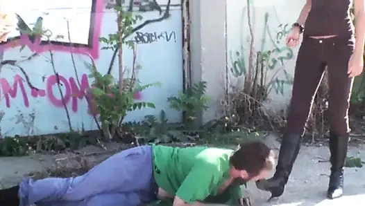 Açık havada çizme yalama