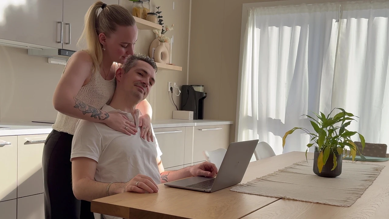 Anh chàng làm việc may mắn khi vợ muốn có một số hành động