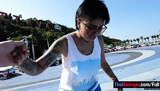 Kaykay yaptıktan sonra evde sikişen büyük götlü Taylandlı orta yaşlı seksi kadın