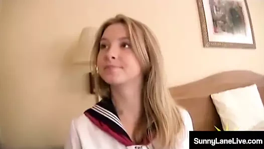 Sıcak sarışın öğrenci güneşli şerit oryantal adam tarafından becerdin alır!