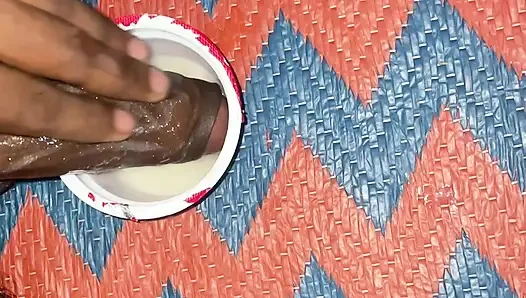 18 yaşındaki adam büyük yarak ve 100 gm döl. Kadınlar için çok lezzetli sulu lezzetli. Çok lezzetli. Gel ve büyük yarağın tadına bak