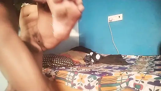 Hintli üvey kız kardeş odasında tek başına sikiliyordu. Sonra üvey erkek kardeşi onu yalnız buldu ve sikti. Hintçe ses.