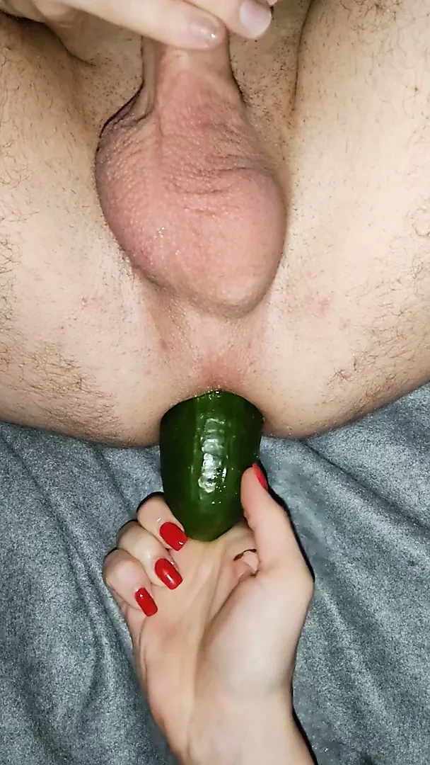 Ему нравится большой огурец в заднице, фетиш, овощной анальный трах