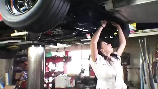 Klasik Gianna Michaels araba dükkanında büyük memeler