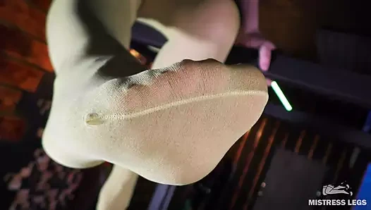 Benim kokum naylon ayaklar yüzünüzün üstünde asılı