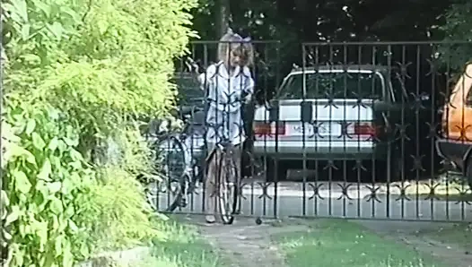 Üvey kız kardeşine çekicin nerede asılı olduğunu gösterir