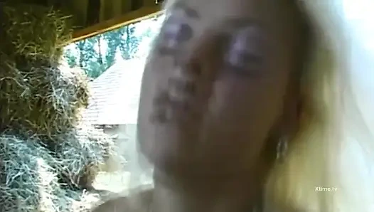 Ateşli sarışın açık havada iki adam tarafından sikiliyor