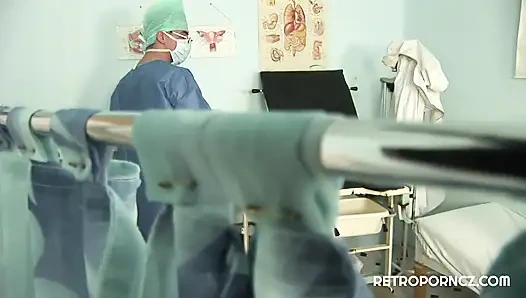 Azgın bir doktorla jinekolog muayenesi nasıl gidiyor