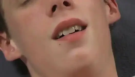 İki üniversiteli oğlan birbirini tanıyor