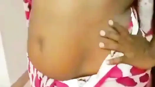 Aldatılan bir koca, seksi Desi karısının sari giymesini istedikten sonra güzelliğine hayran kalıyor.