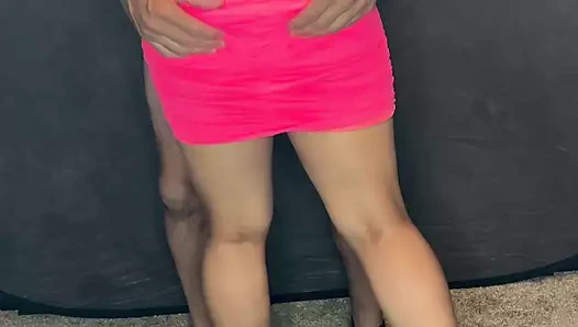 Asyalı orta yaşlı seksi kadın yarak ve taşak emiyor