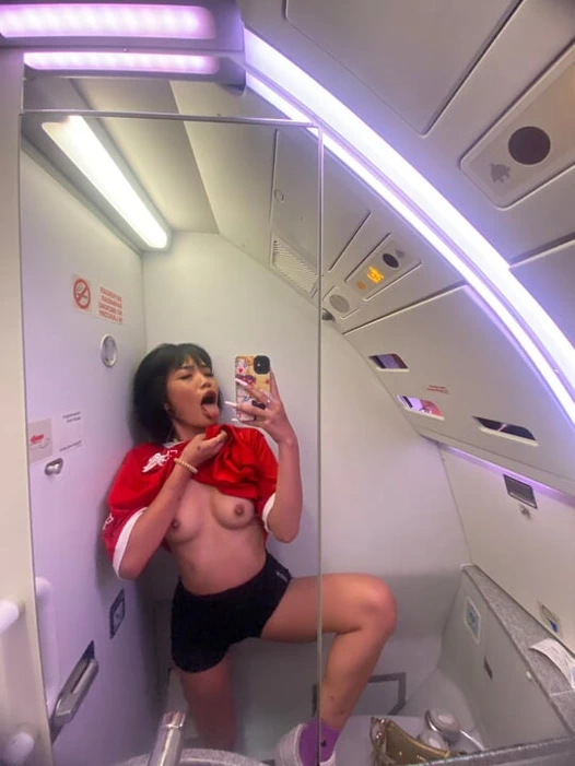 Emma Thai uçak tuvaletinde eğleniyor ve havaalanında tuvalette dölleniyor