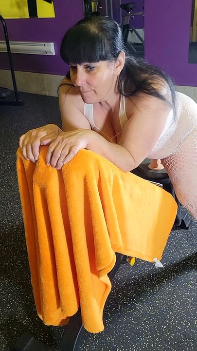 Spor salonunda yarağa binerken yakalandı