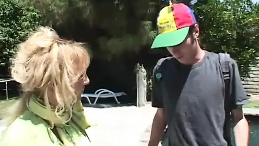 Büyük memeli sarışın amcık domalma pozisyonunda sikişiyor... ağzına boşalma