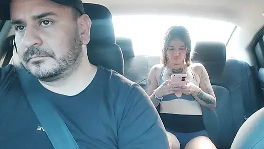 Ateşli latin kız Uber arabasının arkasında mastürbasyon yapıyor.