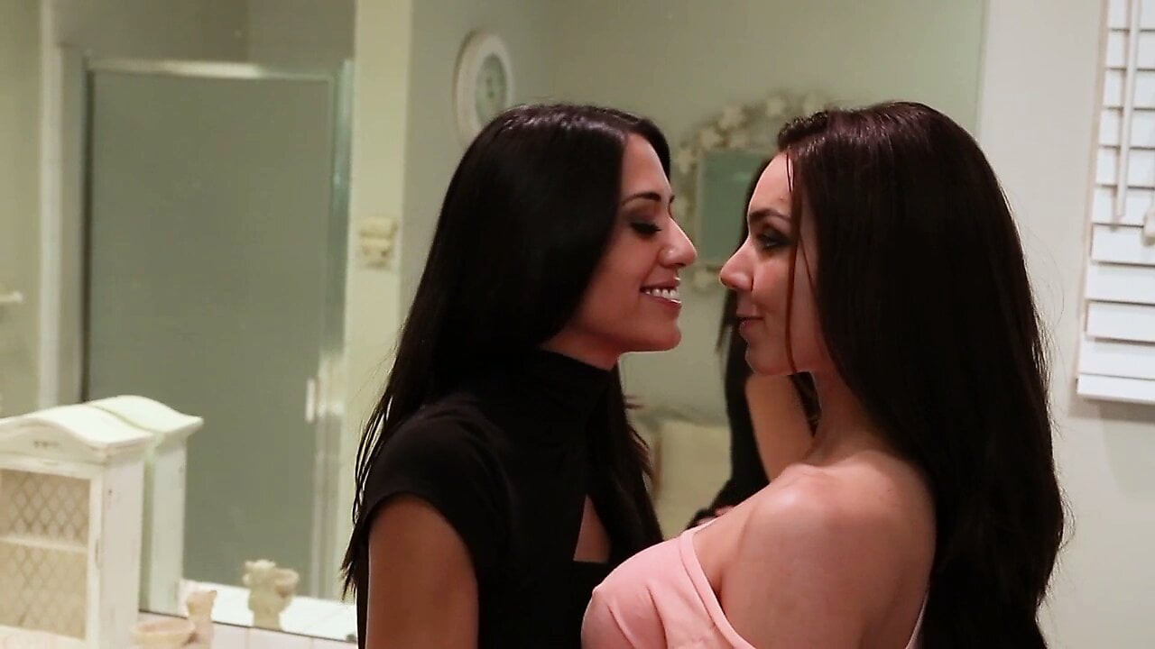 Lezbiyenler lyla ve Tiffany soyunuyor odada çıplak