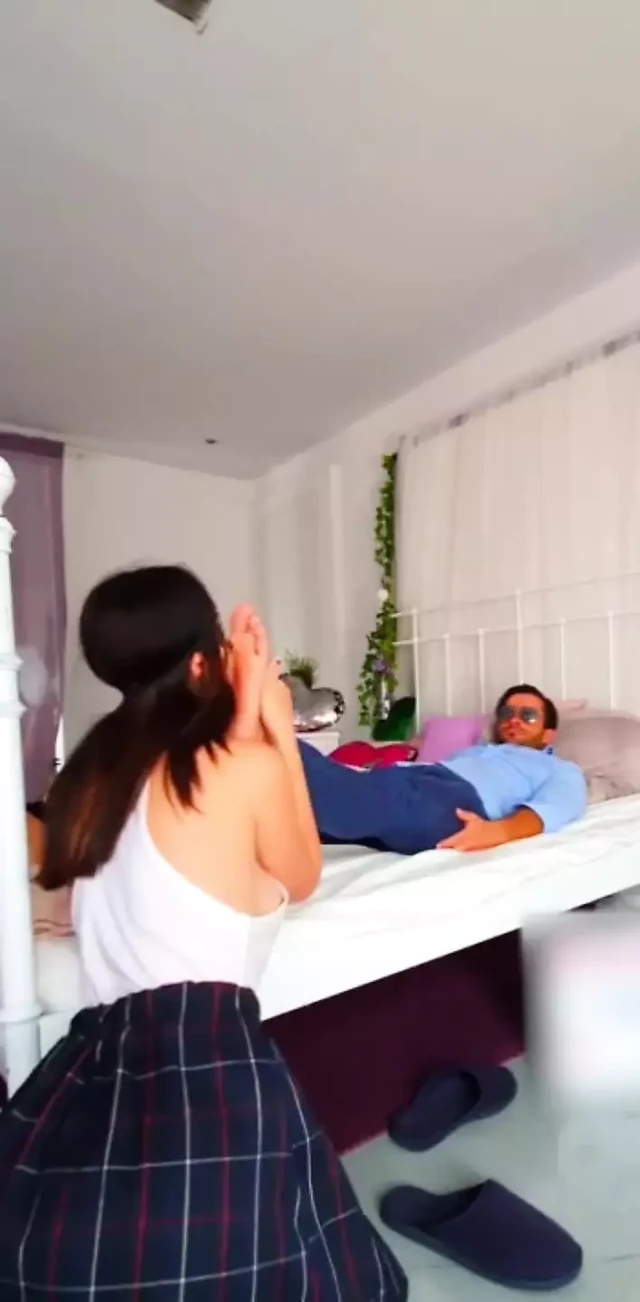 Edepsiz üvey erkek kardeş üvey kız kardeşini bakış açısıyla çok fazla ayak fetişiyle sikiyor