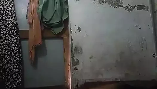 Banyoda kendini sikiyor